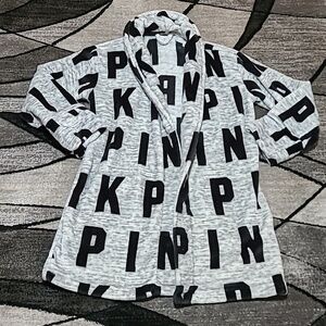 VS PINK 2018 FAUX-FUR GRAY BLACK LOGO PATTERN SLEEPWEAR ROBE